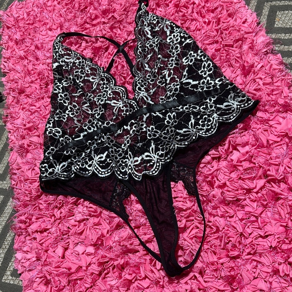 Chic Black and White Lace Floral Bodysuit - Picture 2 of 7